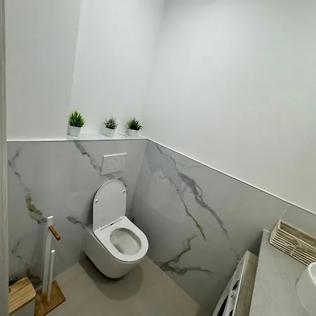 Prestigious 2p - 10 Min Near Beaches - Air Conditioning - Garage דירה אנטיב