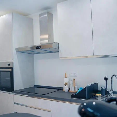 Prestigious 2p - 10 Min Near Beaches - Air Conditioning - Garage דירה אנטיב